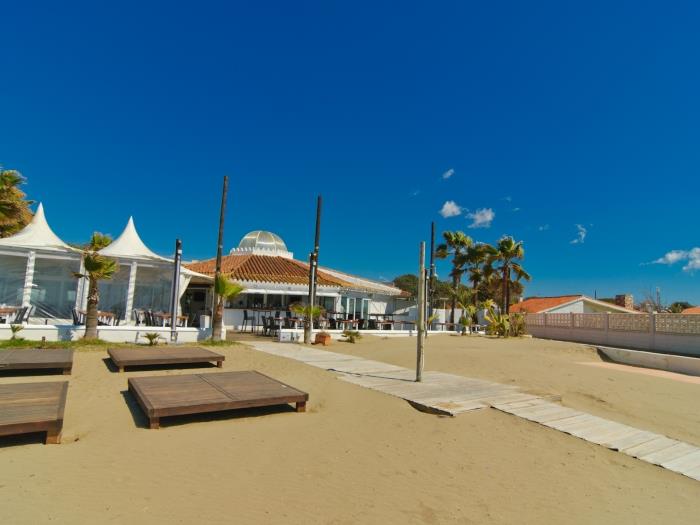 Fine sand and moderate waves at Playa el Alicate