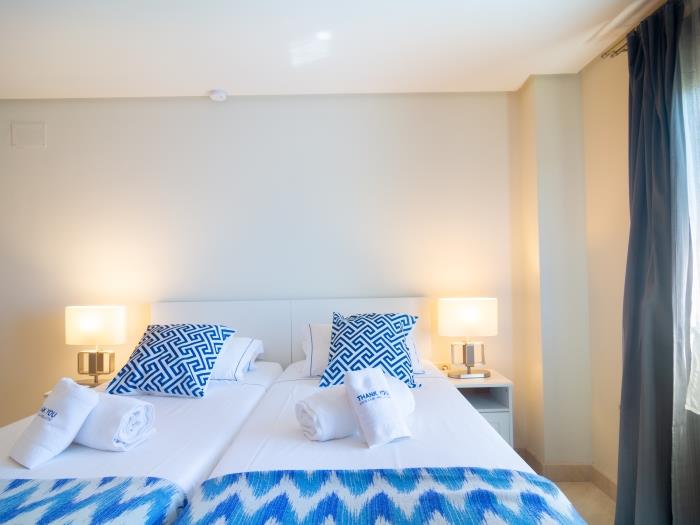 En suite bedroom with two single beds (90x200cm) nightstands with lamps with shade