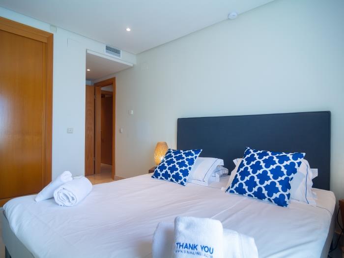 Double bed (160x200cm) in bedroom with lamps with shade