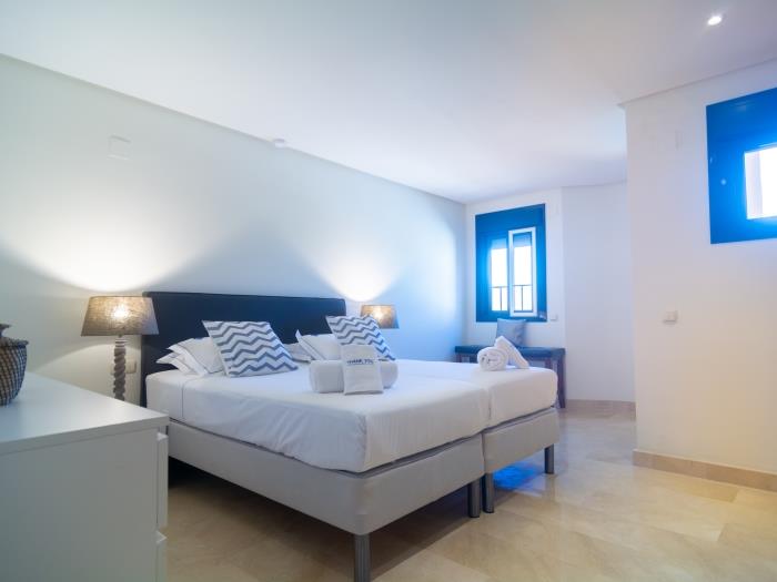 Two single beds (90x200cm), nightstands with lamps with shade and a wardrobe