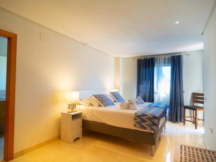 Two single beds (90x200cm) in guest bedroom