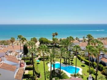 1176 Beach front House, 2 pools and Garden area