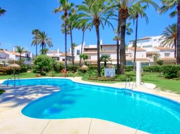1176 Beach front House, 2 pools and Garden area