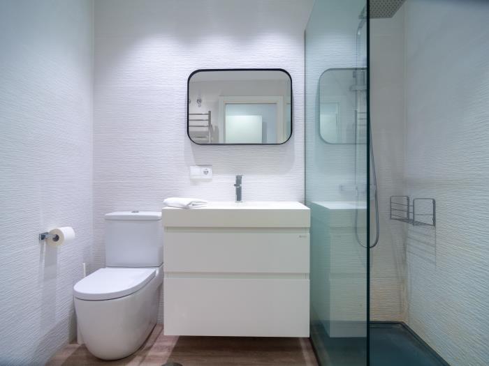 En suite bathroom with walk-in shower, sink, toilet