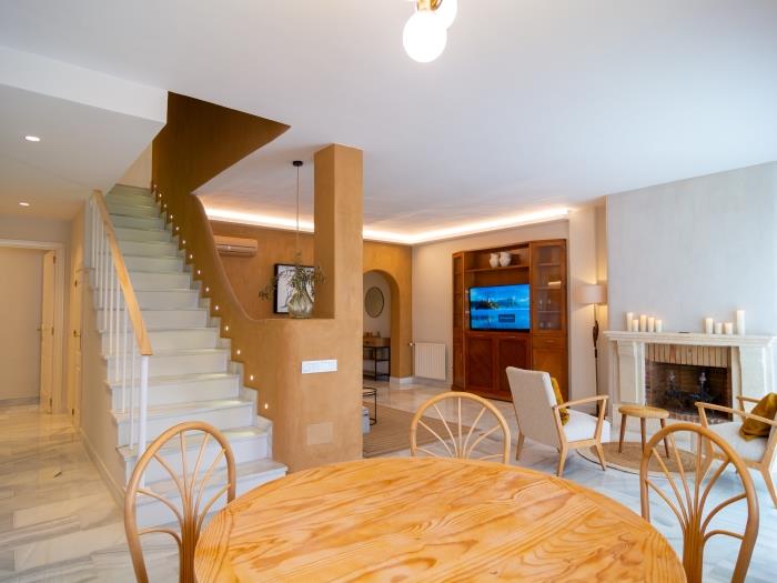 Neat stairs that confer an Andalusian air to the living room