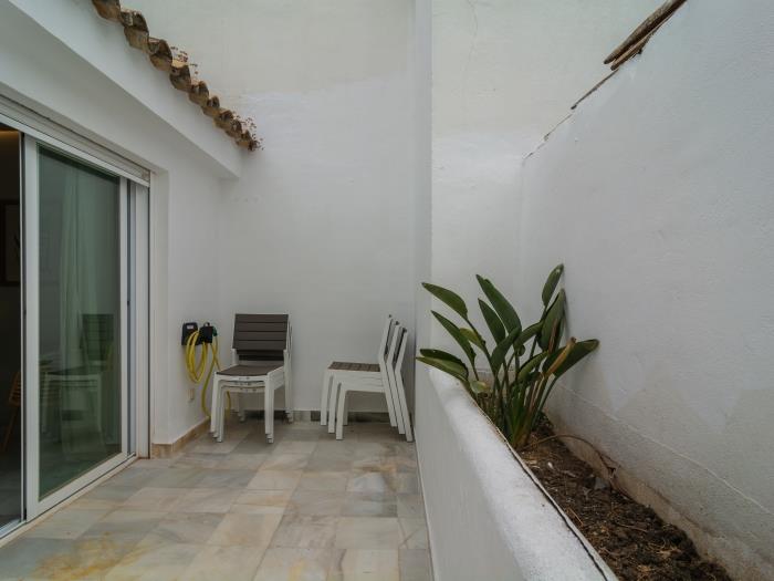 Small terrace (8m2) with chairs and gliding door