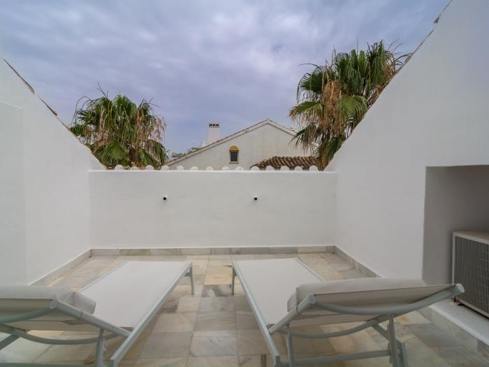 Upper terrace (12m2) with sunbeds and beautiful sea views and views over the urbanization