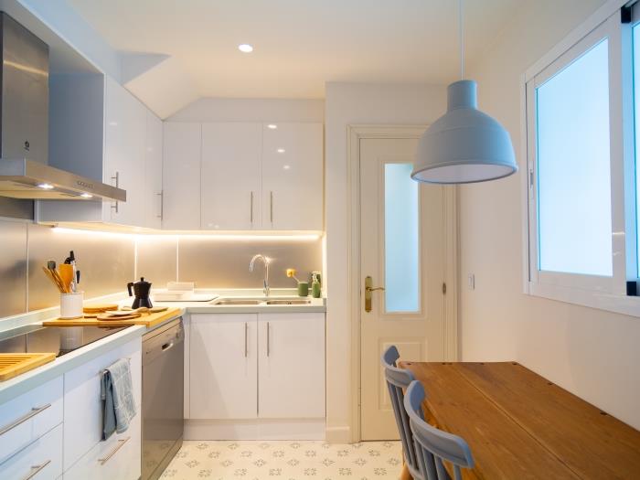 Neat kitchen with all needed equipment, Balay appliances, table for 4